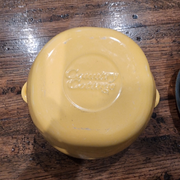 Yellow Cast Iron Dutch Oven with Lid - Picture 4 of 5